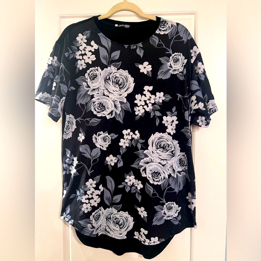 Trendy mens top by Urban Tops. Size medium. Good condition.